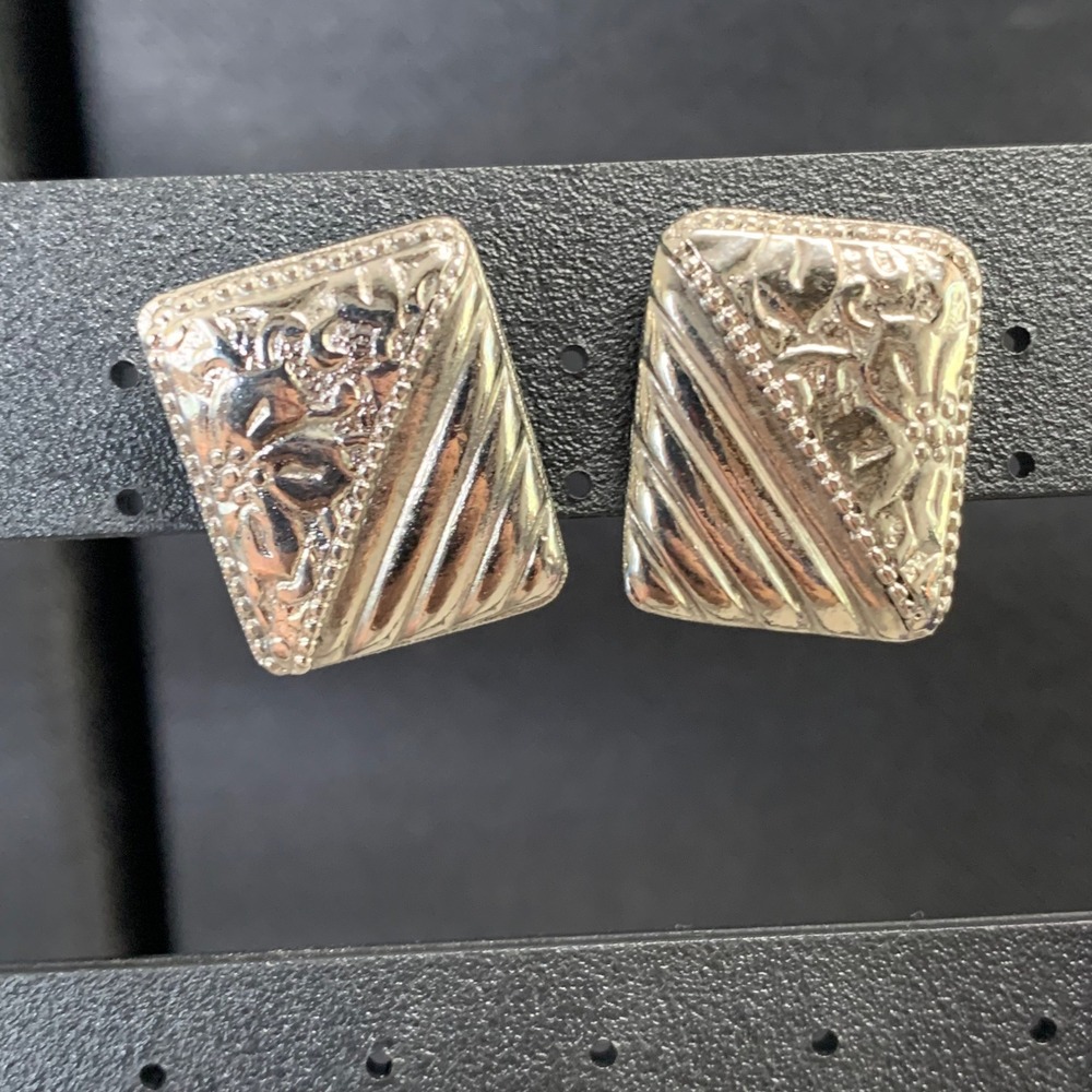 Vintage Silver Tone Rectangular Floral Ridged Stud Earrings 4634